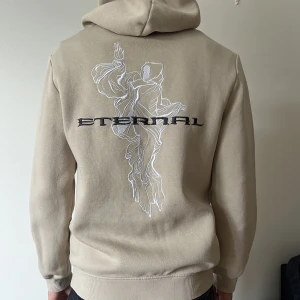 Hoodie  - Säljer nu en HM hoodie som jag växt ut. Den är i bra skick o saknar fläckar. Om du har nån fråga är det bara att skriva i dm🔥