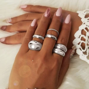 Set med ringar  - Oanvända, är för stora för mig. Frakt: 15kr