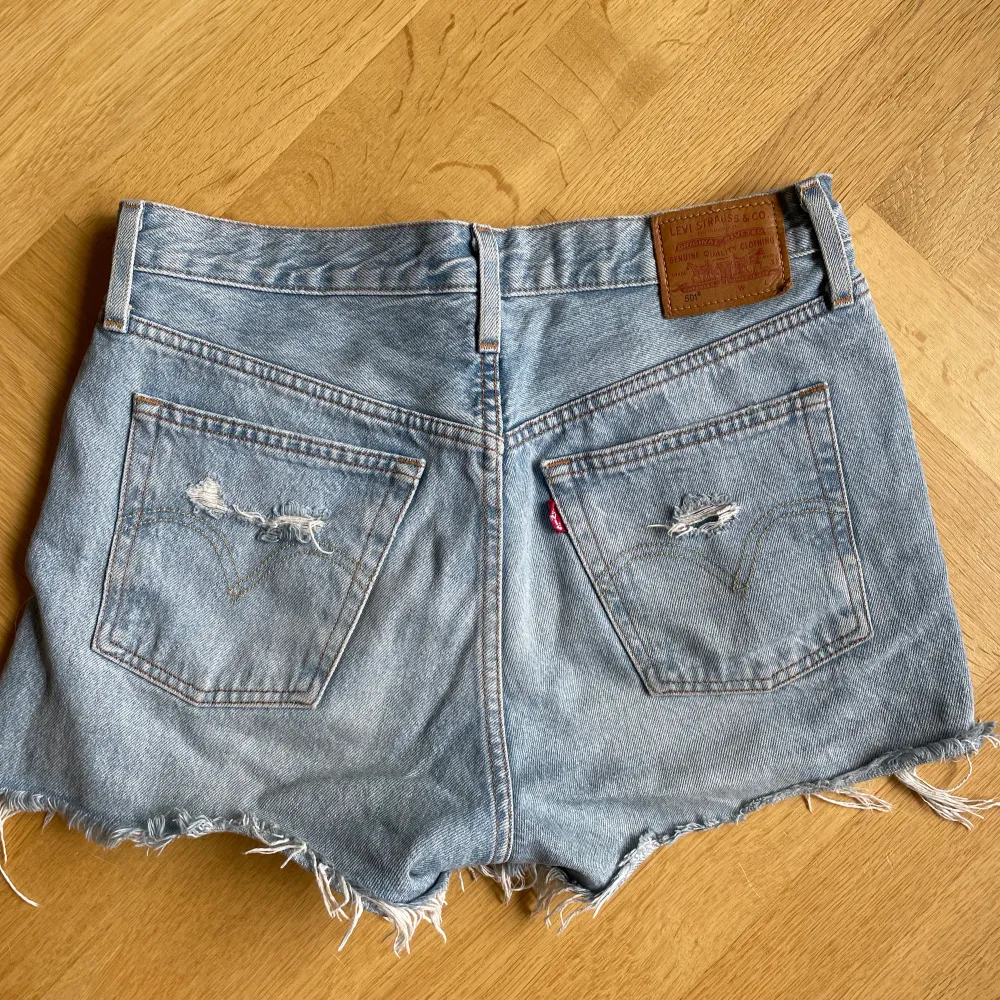 Ett par fina jeansshorts från Levis som passar M. Köpta på sellpy. Bra skick❤️Tryck på köp nu. Shorts.