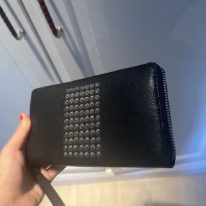 Zadig & Voltaire plånbok  - Plånbok med nitar på ena sidan och Zadig loggan på andra. Använd några gånger. One size. 