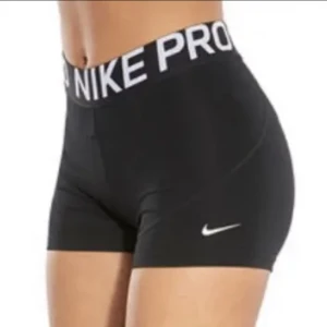 Nike pro shorts - Säljer ett par Nike pro shorts i storlek M men passar S. 🫶🏼 Dom är i fint skick!