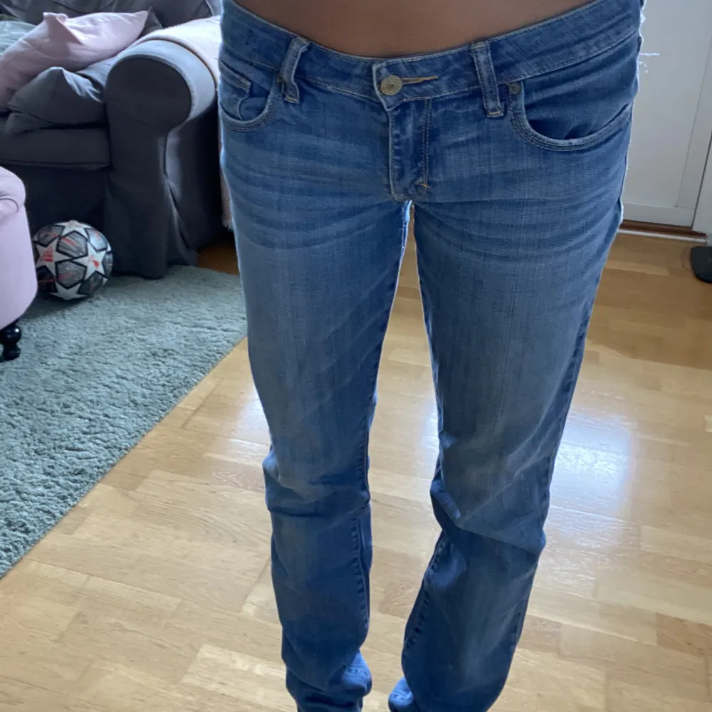 Snygga lågmidjade jeans i rak/slim modell från abercrombie & Fitch. Storlek : W28 / S. Jag är 170 cm ❤️  400+frakt . Jeans & Byxor.