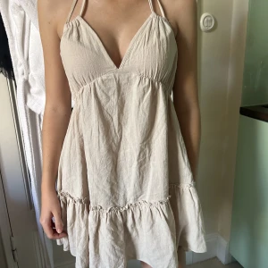 Kort klänning - Fin sommar klänning. Storlek står ej men passar S, inga defekter❤️