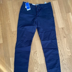 Chinos marinblå - Säljer ett par marinblåa chinos från Jack and Jones. Aldrig använda, storlek w31 L34 slum/macro fit 