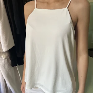 Linne - Jättegulligt vitt lite oversize linne som passar till det mesta. Storlek S, inga defekter❤️