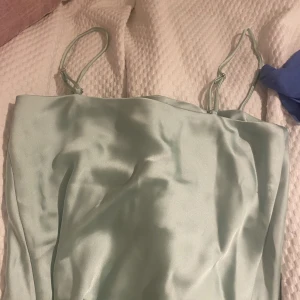 Grönt silkes linne  - Grönt linne i silke från Gina tricot, aldrig använd och har prislappen kvar, pris går att diskuteras ❤️❤️