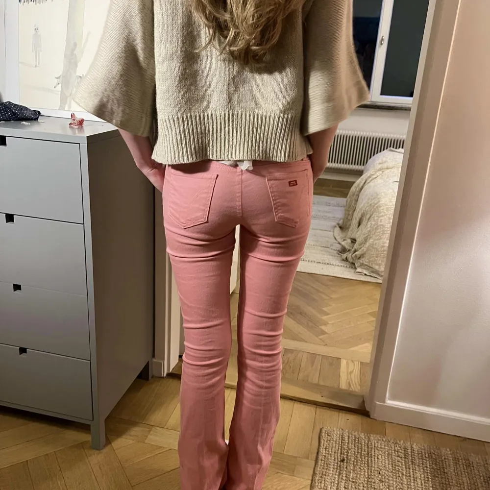 Super söta rosa lågmidjade bootcut jeans från miss sixty!💕. Jeans & Byxor.