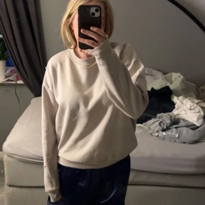 Sweatshirt  - En beige sweatshirt som knappt är använd, finns en likadan grå, 80kr+frakt!