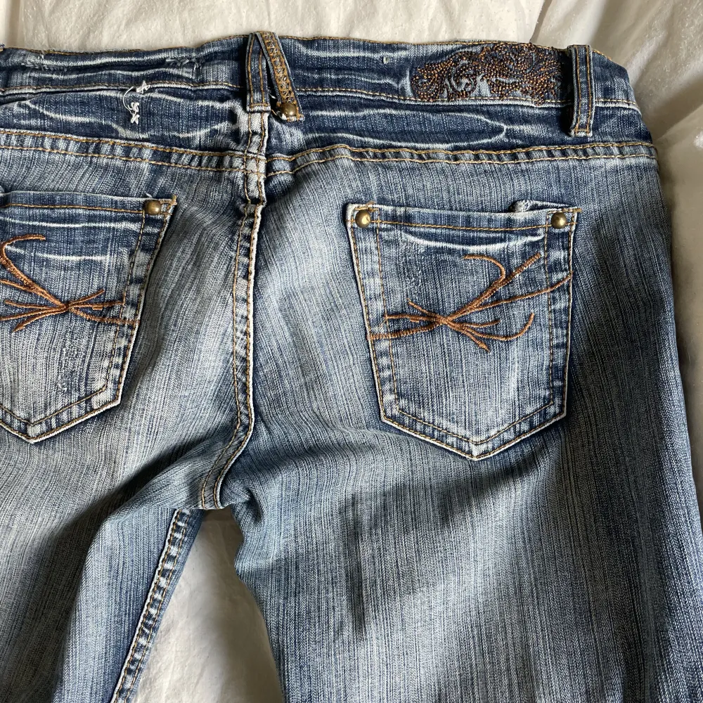 Lågmidjade jeans från colours of the world. Tidigare köpta second hand men har inga defekter💘. Jeans & Byxor.