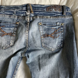 Lågmidjade jeans från colours of the world - Lågmidjade jeans från colours of the world. Tidigare köpta second hand men har inga defekter💘