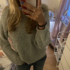 Grå stickad tröja - Säljer denna mysiga tröja då jag inte använder den längre. Använd gärna köp nu:)