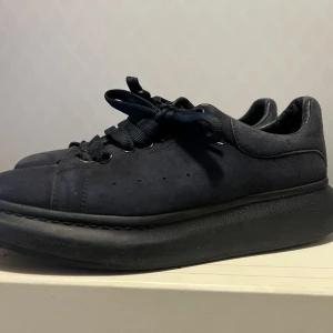 Alexander Mcqueen oversized sneaker 44 - Skick enligt bilder. Kommer med box och extra laces. Sitter större i storlek.
