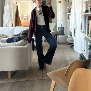 Röd cardigan - Säljer denna röda cardigan köpt vintage! Är i nyskick från märket ”Classics”  Möts upp vid slussen om så önskas🕺