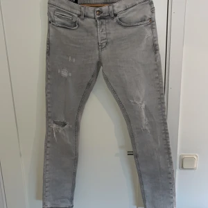 Dondup Jeans  - Dondup jeans i modell George Superfint skick (9/10)  använt enbart 1 gång Storlek 32 Inköpta på Dondups hemsida Säljer pga att dem inte passar mig Nypris 3200kr  Mitt pris 999kr 
