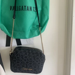 Ck väska - As snygg unik väska från Calvin Klein som tyvärr inte kommit till användning !! 💗😫😭