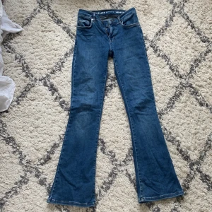 Jeans - Low rise flare jeans ifrån bikbok!!🙌🏼💕säljer då de är lite små för mig tyvärr💗😫storlek S i waist och 31 i längd💕