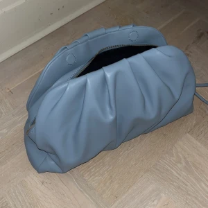 Blå väska /clutch - Br skick