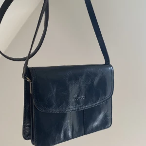 Svart väska - Superfin svart väska som passar till allt