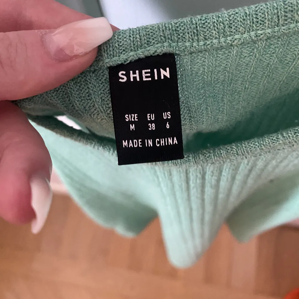 Säljer nu detta gröna linne från shein! Den är i bra kvalite och sann till storleken . Toppar.
