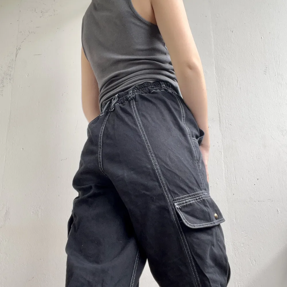 Högmidjade Cargobyxor från Urban Outfitters.. Jeans & Byxor.