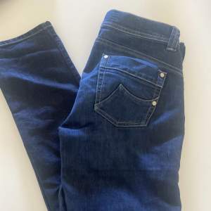 jeans som knappt är använda från märket esprit i modellen nizza