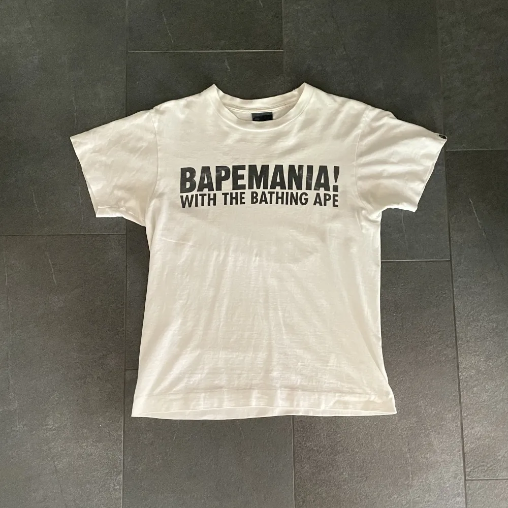 Vit bapemania t-shirt Lite kortare i modell. T-shirts.