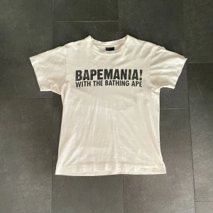 Bape t-shirt - Vit bapemania t-shirt Lite kortare i modell