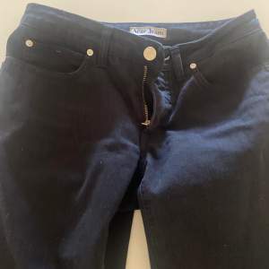 Svarta jeans ifrån acne i storlek 28/32, bra skick!