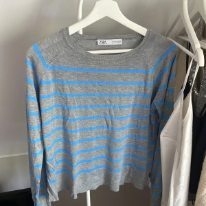 Zara tröja  - Säljer denna randiga tröja ifrån zara då den aldrig används längre. Tröjan är i väldigt bra skick då den bara används några enstaka gånger. Storlek S💓