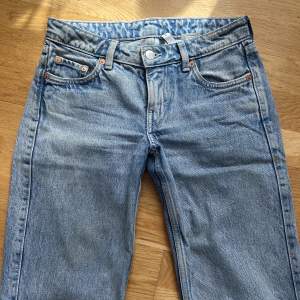 Arrow straight low jeans från Weekday. Använda få gånger och i väldigt bra skick! Nypris:600kr