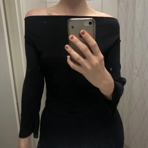 Offshouldertopp - Svart offshouldertopp. Storlek XS💜