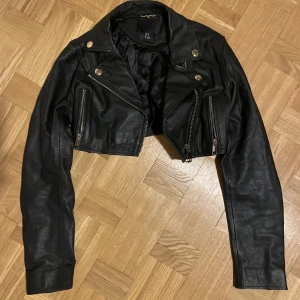 MOSCHINO SKINNJACKA - MOSCHINO X HM SKINNJACKA ALDRIG ANVÄND❤️ Nypris 2999;- 