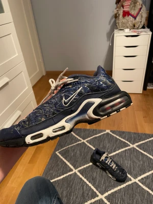 Nike Air Max - Nike air Max storlek 42,5  Fästet har släppt väldigt lite på vänstra skon vid typ tån kan skicka bild på de privat. Annars bra skick. Ny skick typ 2200. 