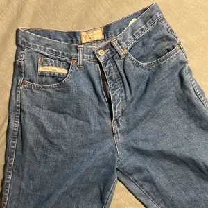 Vintage Claire Jeans från 60/70-talet. Mörkblå momfit jeans hög midja.