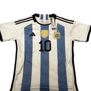 Argentina VM vinnare hemmatröja & Messi signatur - *Limited edition* väldigt sällsynt   Kommer helt ny och inplastad  Fraktas över hela Sverige- leveranstid 1-3 dagar📦