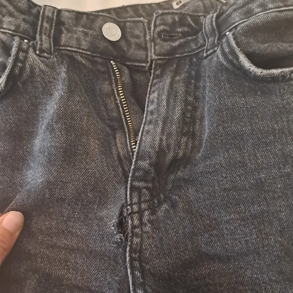 Ett par super snygga jeans från gina som inte kommer till användning längre. Har ett litet hål under gylfen som knappt syns och går att sy igen (se bild 3). Ny pris 500kr, kontakta vid intresse💕😊. Jeans & Byxor.