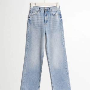 Ett par straight ljusblåa jeans från Ginatricot. Jättebra skick, inga defekter. Uppsydda för någon som är runt 162 cm. Betalningen via swish💓Kontakta för egna bilder.
