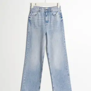 Ett par straight ljusblåa jeans från Ginatricot. Jättebra skick, inga defekter. Uppsydda för någon som är runt 162 cm. Betalningen via swish💓Kontakta för egna bilder.
