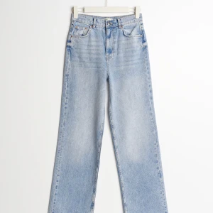 Blåa jeans - Ett par straight ljusblåa jeans från Ginatricot. Jättebra skick, inga defekter. Uppsydda för någon som är runt 162 cm. Betalningen via swish💓Kontakta för egna bilder.