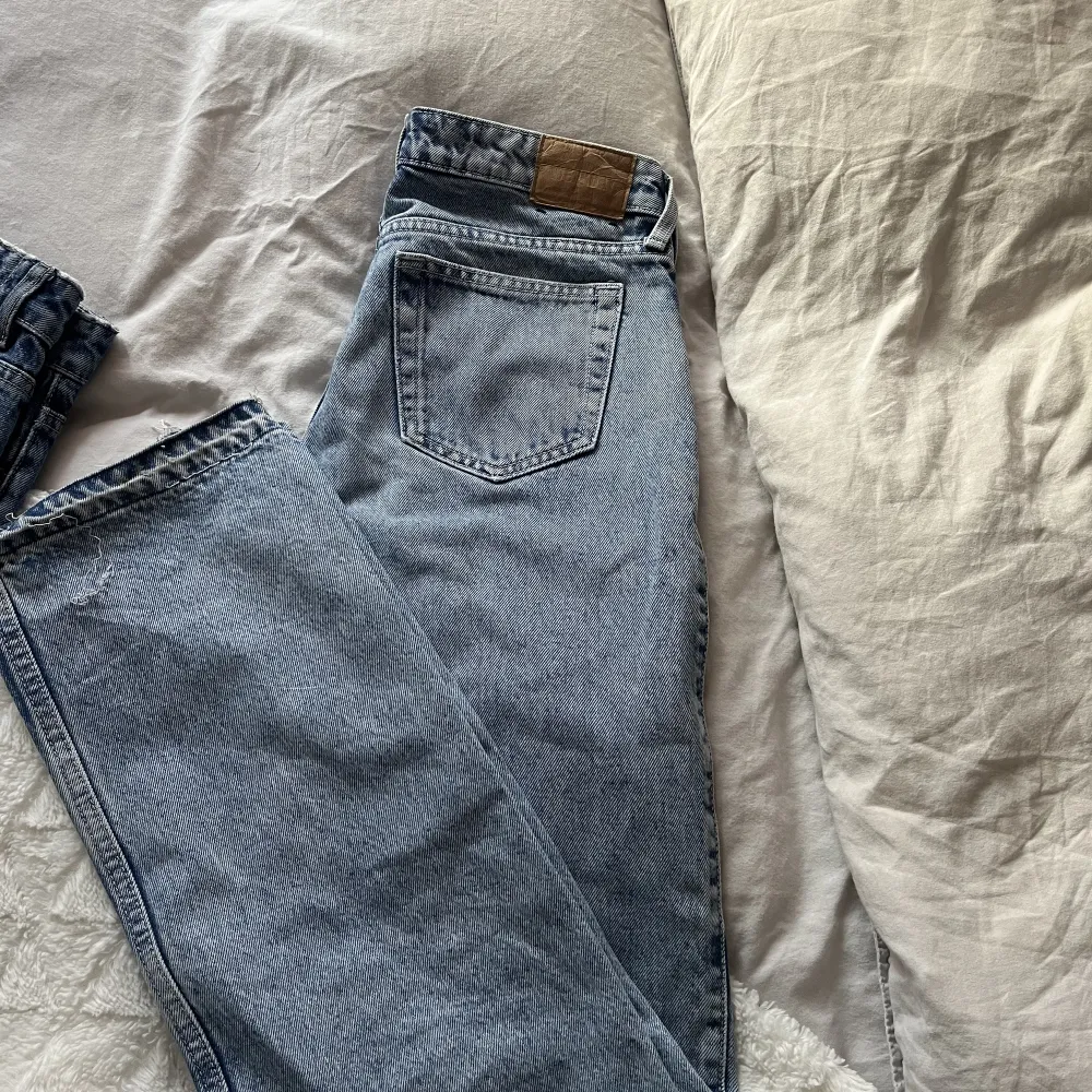 Säljer dessa as snygga lågmidjade weekday jeans då dem blivit försmå, dem är i storlek W25 L 34 då jag oxå sprättat upp längst ner för att få dem ännu längre. Hör av er om ni undrar något💕. Jeans & Byxor.