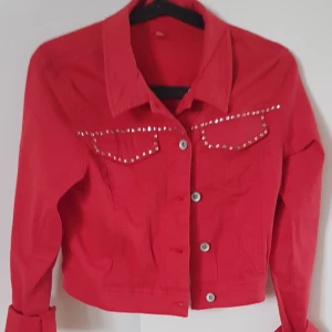 Röd jacka - En helt ny röd jacka. Oanvänd. Storlek S.