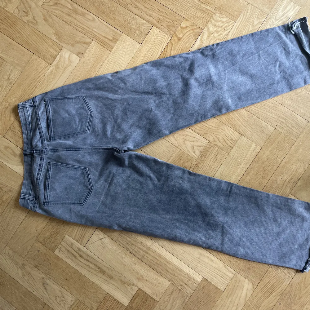 Gråa jeans storlek 40. Får en oversized passform på en s/36. . Jeans & Byxor.