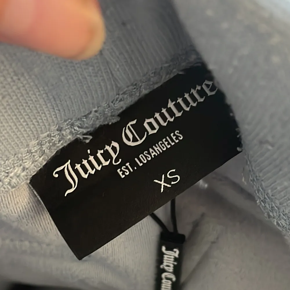 Säljer detta fina juicy couture sättet i gråblå, tröjan är helt ny!!💕och byxorna köpte jag i februari detta året och det är i bra skick💕Byxorna är i storlek xs och tröjan är i storlek s 🫶🏻. Jeans & Byxor.