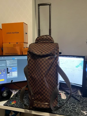 Louis Vuitton Neo Eole 65 resväska - Väskan är i väldigt fint skick utan skador. Den kommer med kvitto och ett nästan oanvänt tillhörande lås.