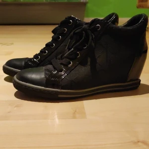 Kilskor - Svarta begagnade lågkilskor.  De är i mycket bra skick och ser eleganta och sportiga ut på samma gång.