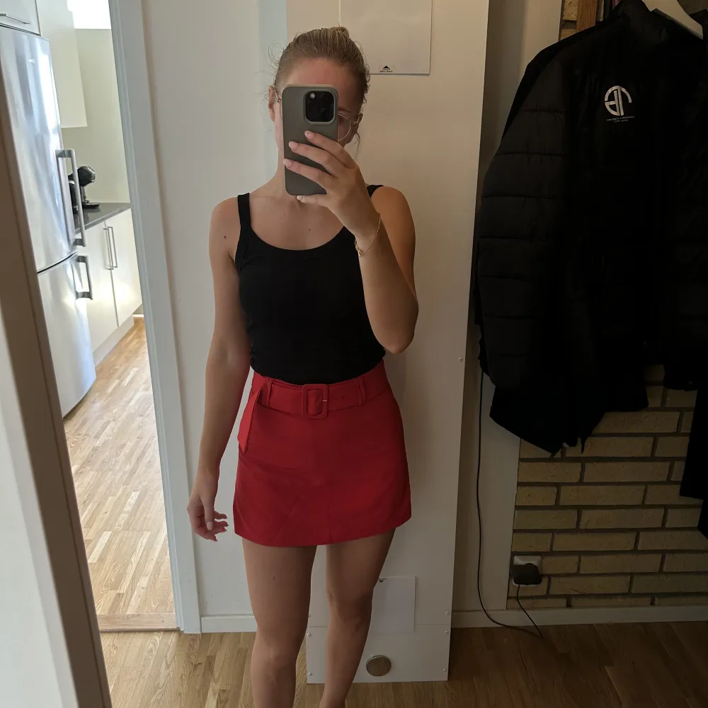 Röda shorts som ser ut som en kjol i storlek 36. Kjolar.