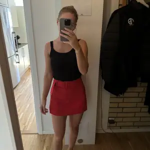 Röda shorts som ser ut som en kjol i storlek 36