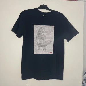 Supreme T-shirt - Säljer denna Supreme tisha då jag inte använder den längre. Tishan är använd och har defekter, se bild  Storlek L