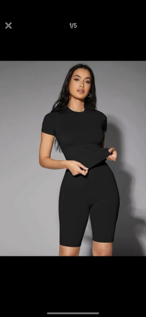 T-shirt - Säljer denna svarta t-shirt i storlek S. Lite baddräkts material. Säljer pga hade behövt en XS istället, använd 1 gång.