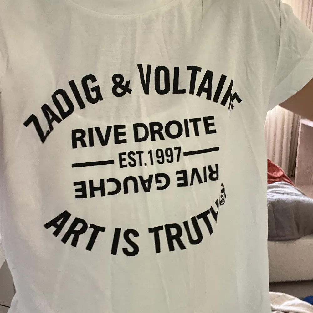 Säljer denna asballa Zadig voltiare t-shirt med tryck❤️. T-shirts.